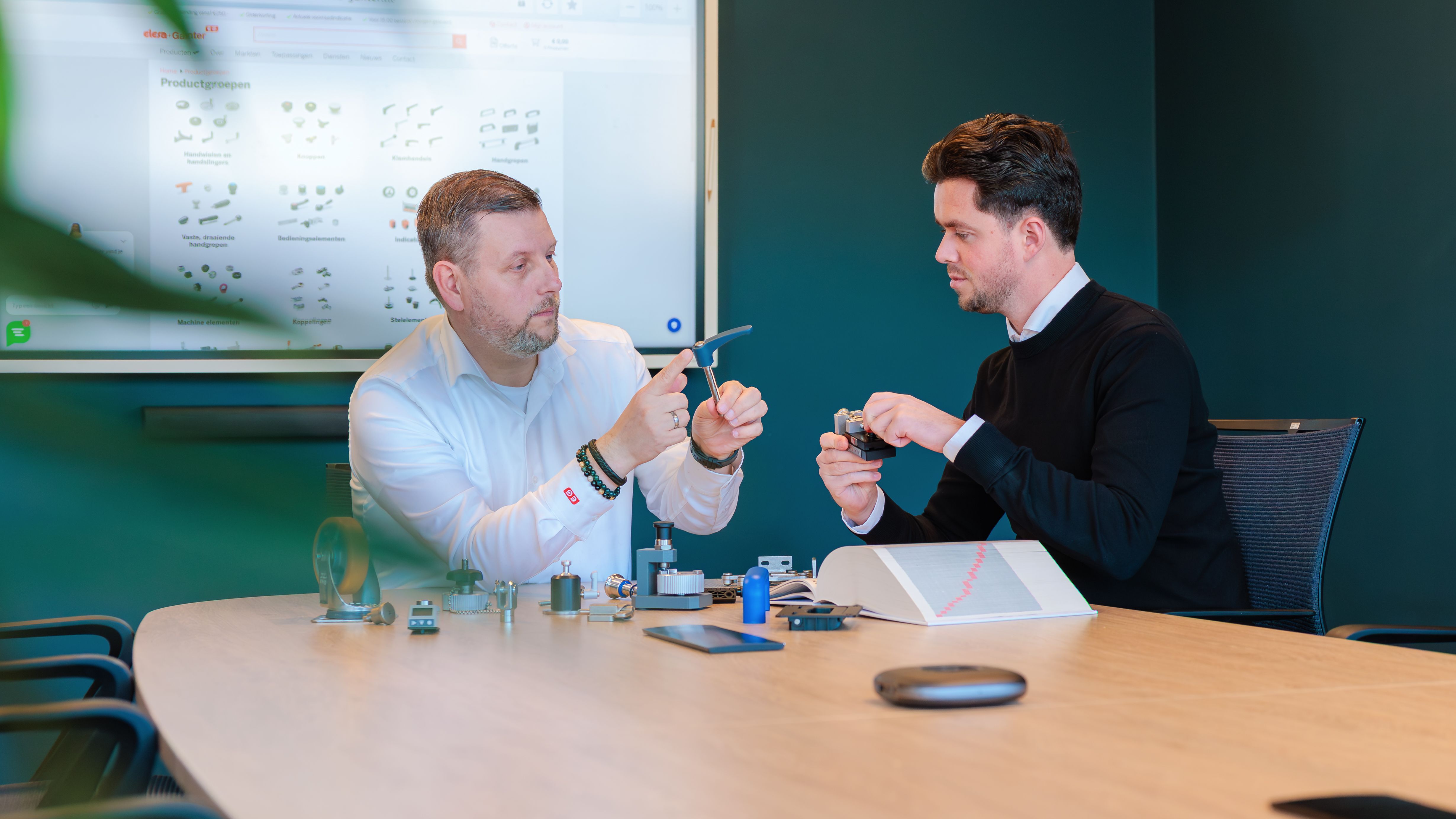 De productspecialisten van Elesa+Ganter geven advies over zwenkwielen